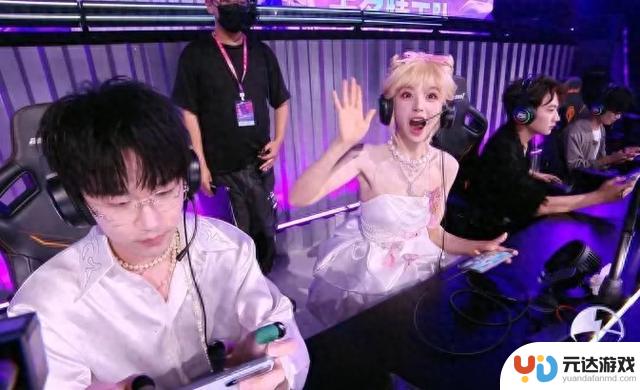 华晨宇、宋茜、田曦薇、虞书欣组队，三亚吃鸡之夜壮观开启