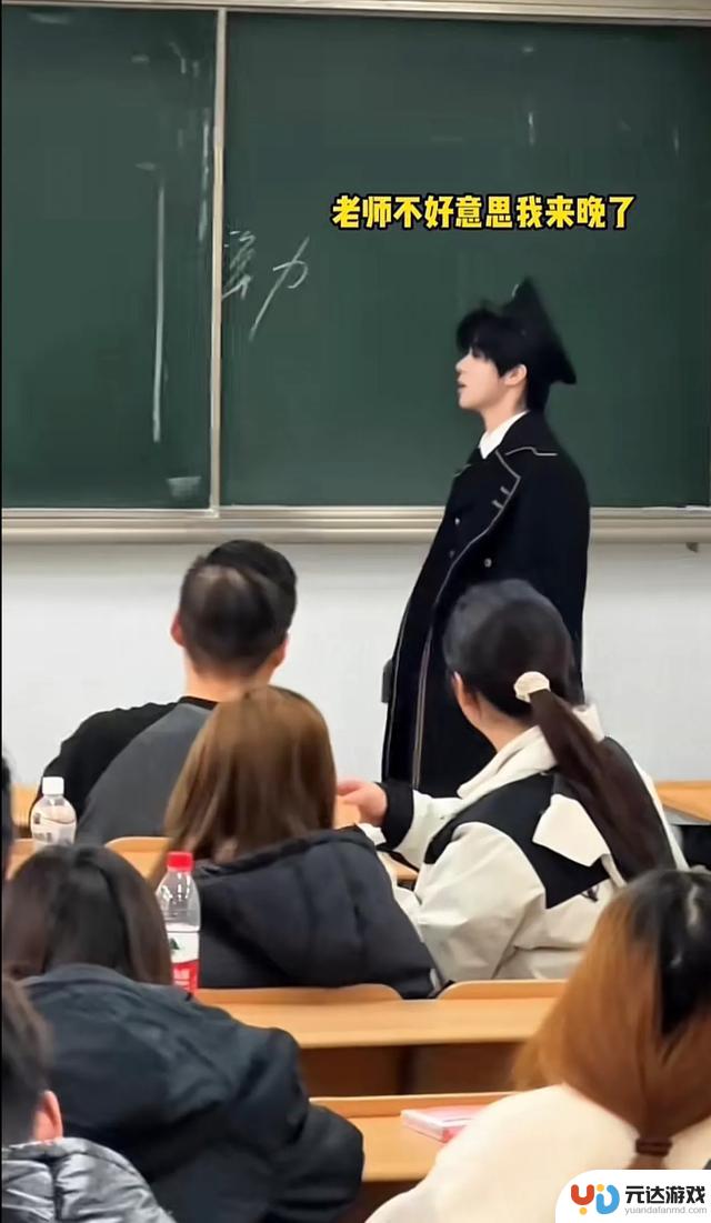 当Cosplay爱好者闯入教室，学生们瞪大眼睛的震撼时刻！